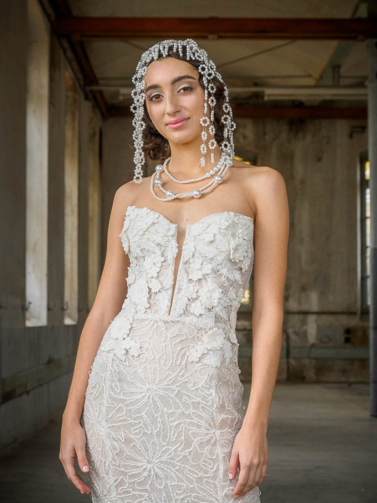 CAPTURA LA ESENCIA DE TUS DISEÑOS DE VESTIDOS DE NOVIA CON UN FOTÓGRAFO EXPERTO EN BARCELONA 4 Vestidos de novia diferentes con perlas-barcelona-bodas originales-leo canet Fotografo-jeny Zegarra novias-vp weddings-estilismos perlas