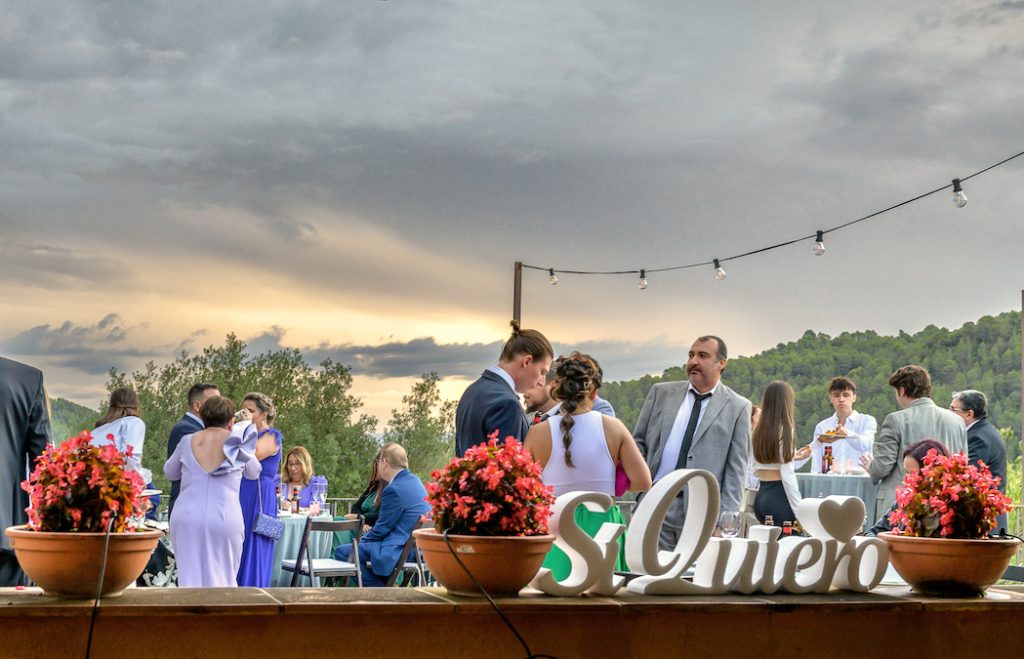 fotografo bodas barcelona-leo canet-bodas únicas-reportaje de bodas-fotos novios- vestido de novia espectacular